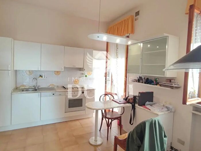 Appartamento con 6 locali in vendita in Viareggio