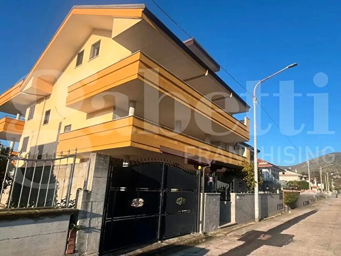 Appartamento quadrilocale in vendita in Via Luigi Salerno, Calvi Risorta