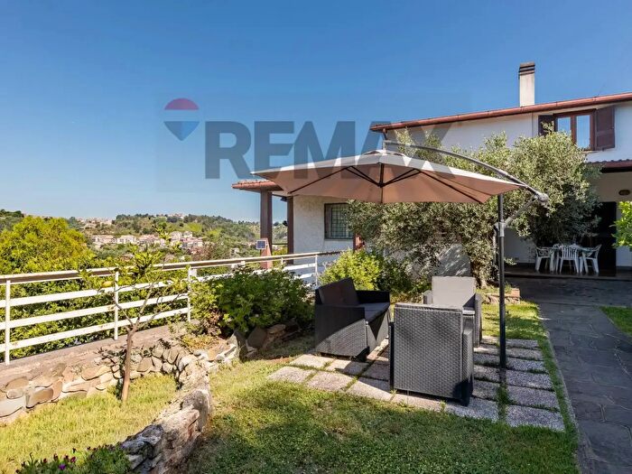 Casa quadrilocale in vendita in Via della Crocetta, Castelnuovo Di Porto