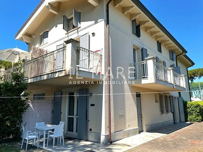 Casa con 8 locali in vendita in Montignoso