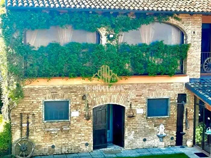 Casa con 8 locali in vendita in Alessandria