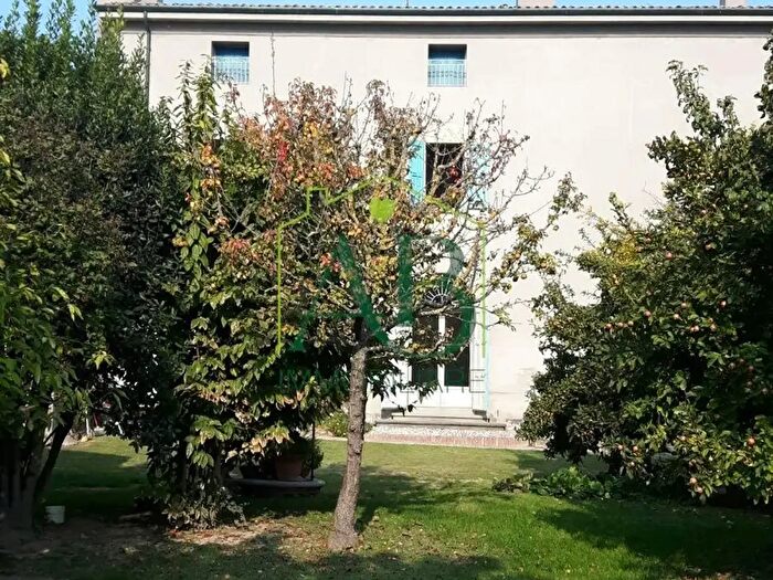 Casa con 20 locali in vendita in Russi