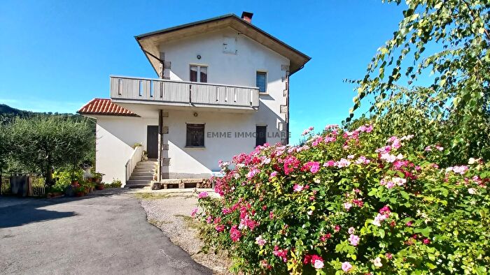 Casa con 9 locali in vendita in Valle Castellana