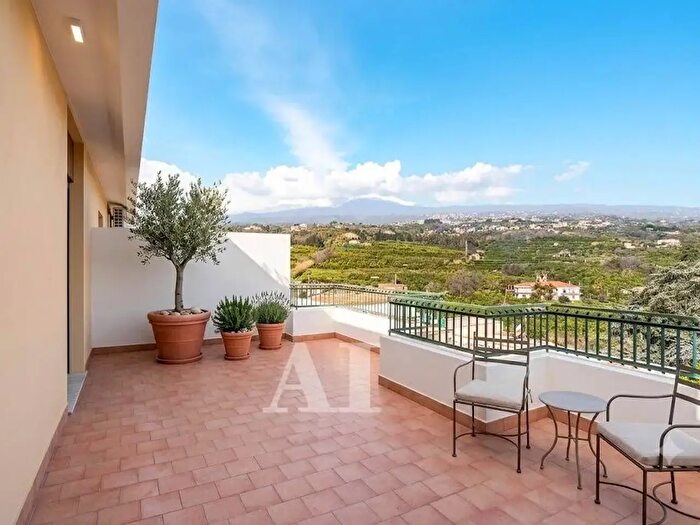 Appartamento con 6 locali in vendita in Via Garibaldi, Giarre