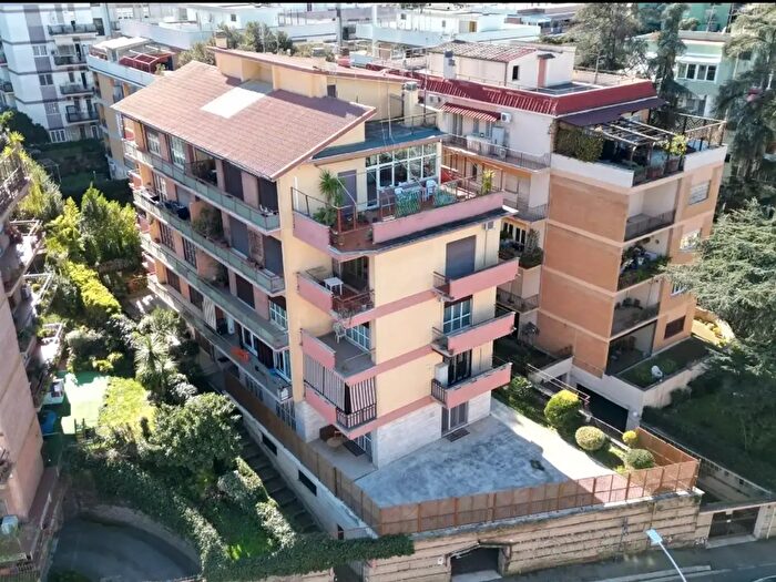 Appartamento quadrilocale in vendita in Via della Divisione Torino, Roma