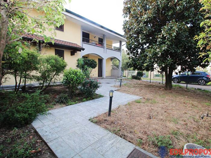 Appartamento quadrilocale in affitto in Via Vittorio Veneto, Lazzate