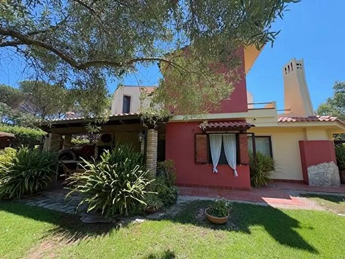 Casa con 9 locali in vendita in Via Nuraxeddus, Pula