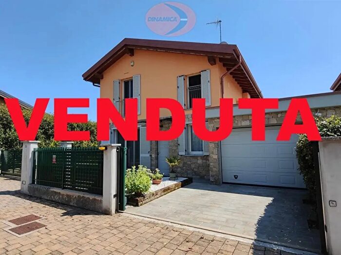 Casa quadrilocale in vendita in Via alla Cappelletta, Casatenovo