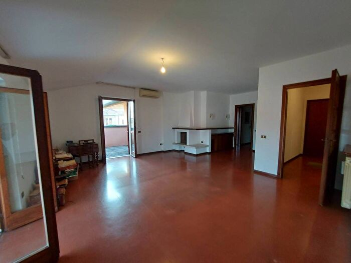 Appartamento con 5 locali in affitto in Via Felice Cavallotti, Centro, Montichiari
