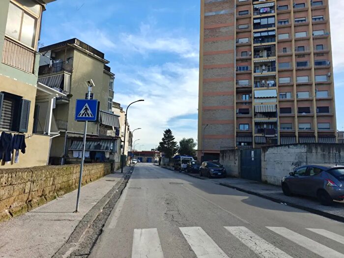 Appartamento trilocale in vendita in Via Emilia, Napoli