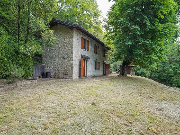 Casa trilocale in vendita in Via Castello, Ponteranica