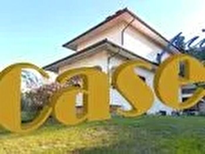 Casa con 12 locali in vendita in Camaiore