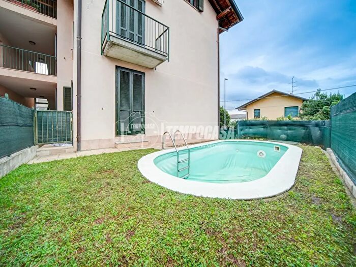 Appartamento trilocale in vendita in Via Cristoforo Colombo, Jerago Con Orago