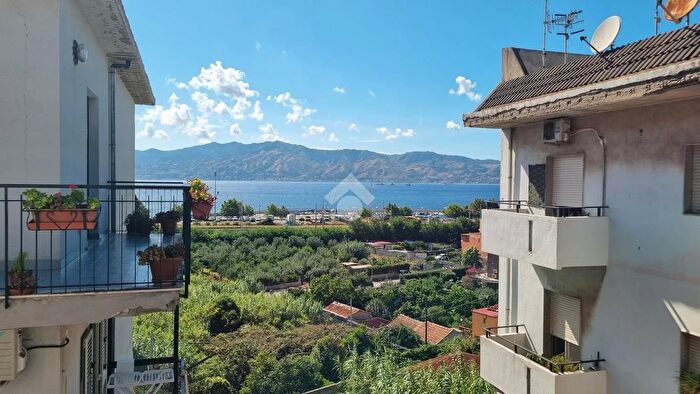 Appartamento quadrilocale in vendita in Viale Rocco Larussa, Villa San Giovanni