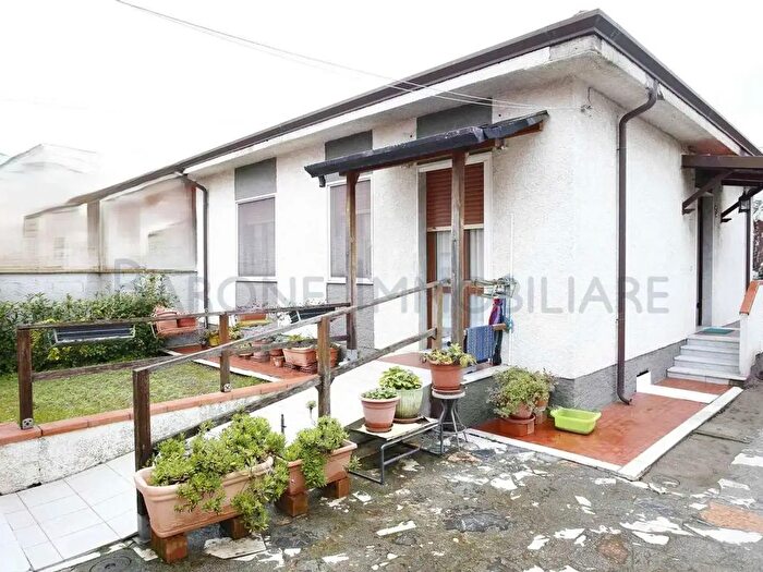 Casa con 8 locali in vendita in Via Pellini, Carrara