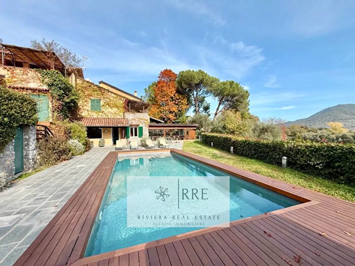 Casa con 14 locali in vendita in Dentro Il Golf Club, Garlenda