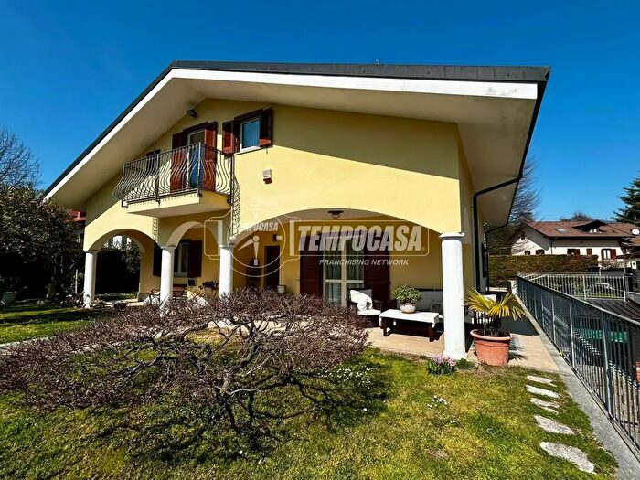 Casa con 8 locali in vendita in Via Benetti, Avigliana