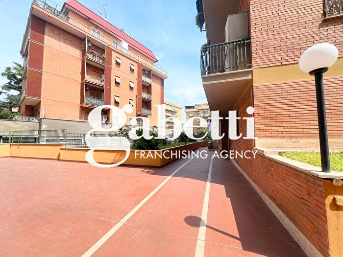 Appartamento trilocale in vendita in Via delle Palme, Roma