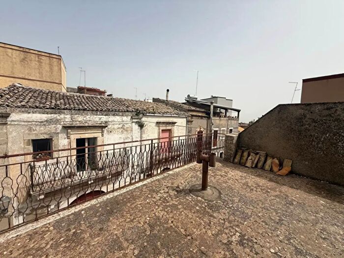 Casa con 5 locali in vendita in Buscemi