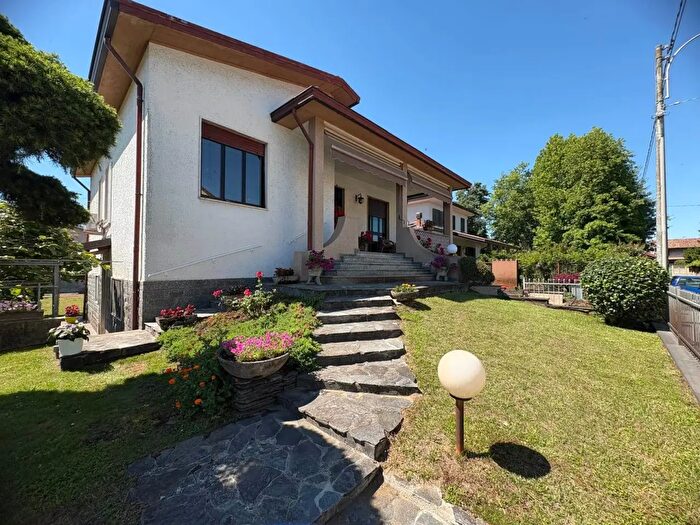 Casa con 5 locali in vendita in Gambolo
