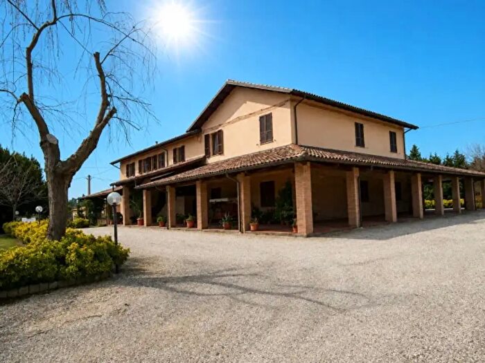 Casa con 6 locali in vendita in Jesi