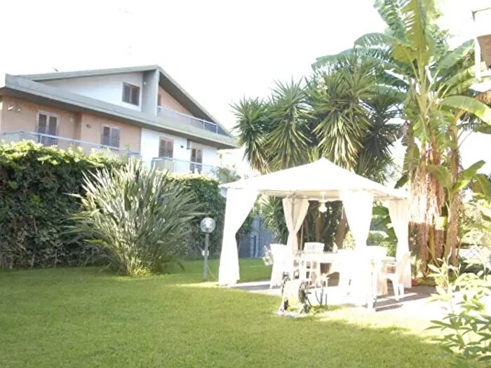 Casa con 6 locali in vendita in Via Lecco, Aci Catena