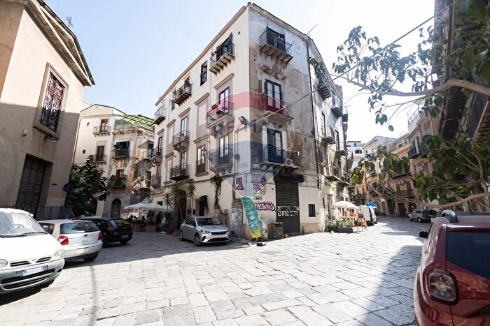 Appartamento con 10 locali in vendita in Piazza del Ponticello, Palermo