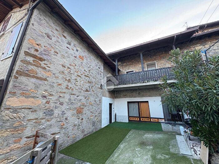 Casa con 8 locali in vendita in Via Giuseppe Verdi, Rogno