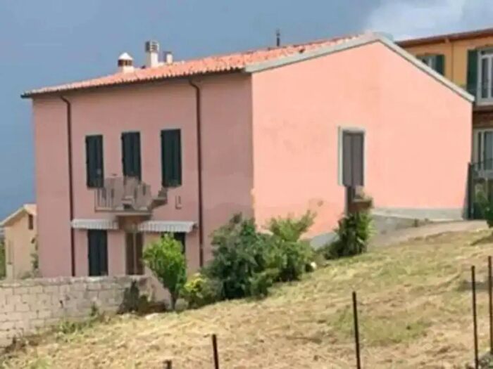 Casa con 6 locali in vendita in Via Adelasia di Torres, Bono