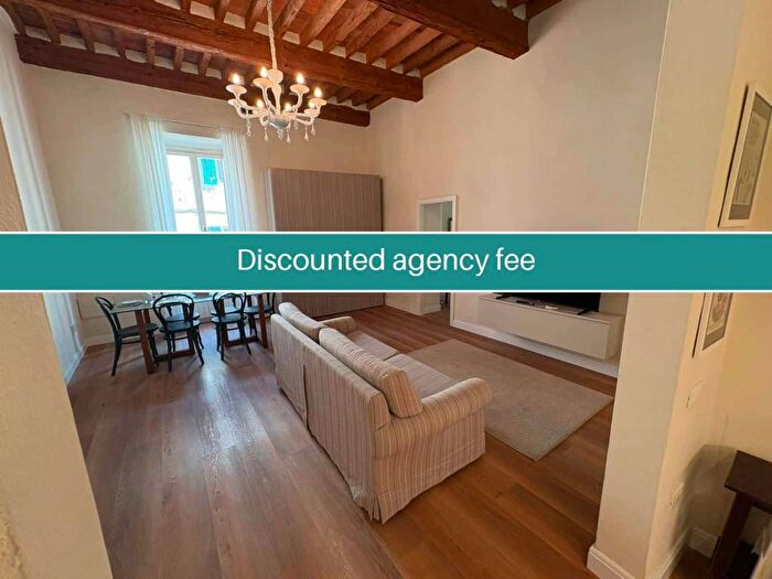 Appartamento trilocale in affitto in Via di Piaggia, Piazza Anfiteatro Torre Guinigi, Lucca