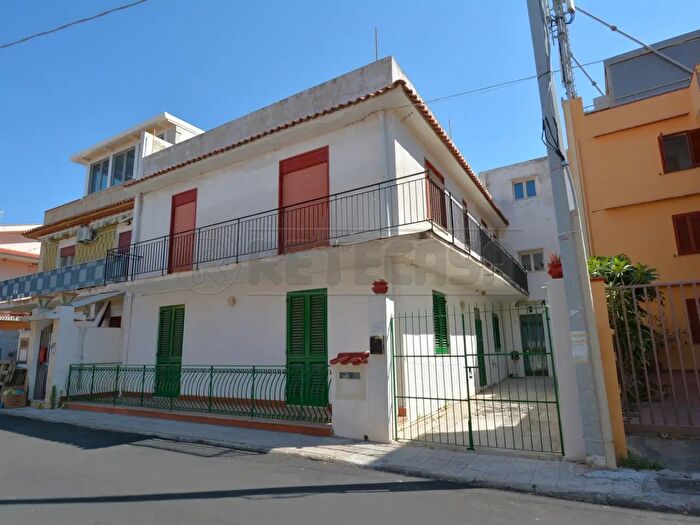 Appartamento quadrilocale in vendita in Via Canale Torre Faro, Messina