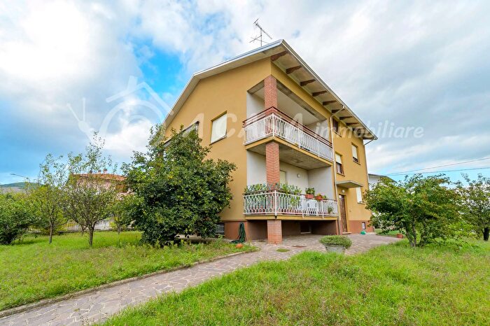 Casa con 14 locali in vendita in Via De Sanctis, Medesano