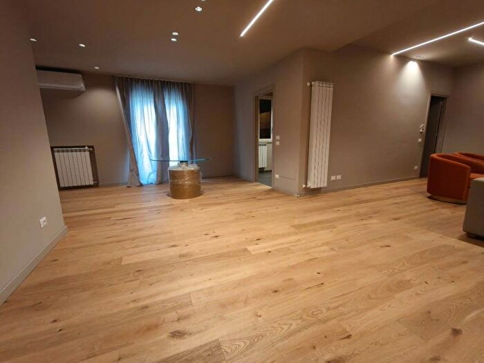 Appartamento con 5 locali in affitto in Viale Regina Margherita, Zisa, Palermo