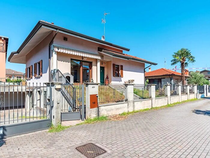 Casa quadrilocale in vendita in Via Lazio, Lainate