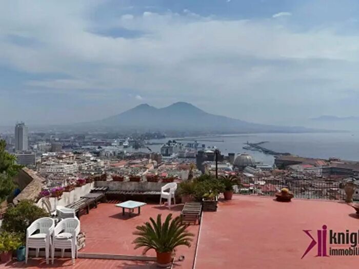 Appartamento con 5 locali in vendita in Via Suor Orsola, Napoli