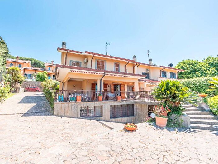 Casa con 6 locali in affitto in Via del Fico, Centro, Grottaferrata
