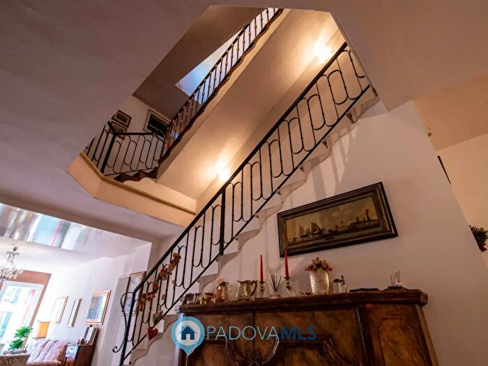 Appartamento con 6 locali in vendita in Via Savonarola, Padova