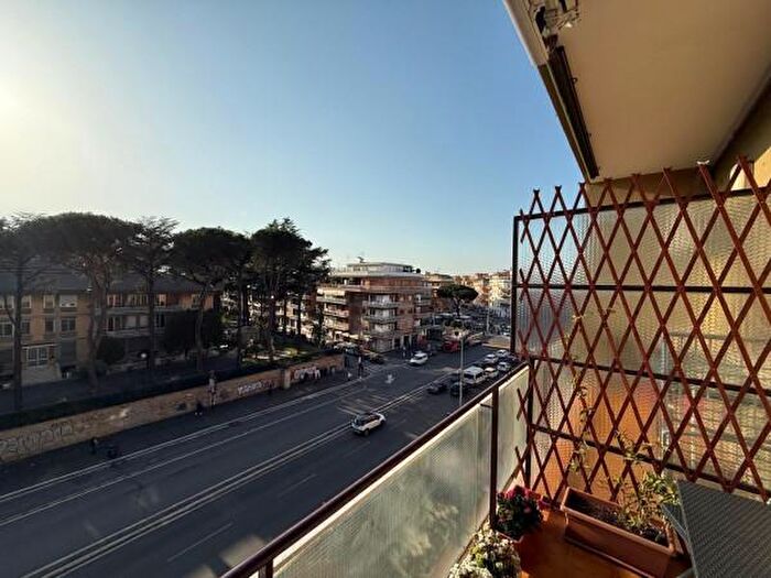 Appartamento trilocale in vendita in Via Taddeo da Sessa, Roma