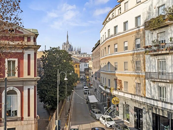 Appartamento con 10 locali in vendita in Via Francesco Sforza, Milano