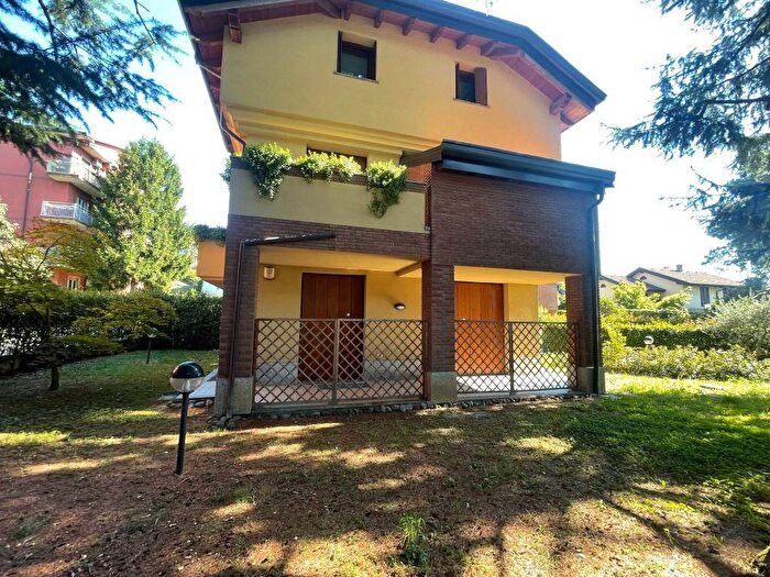 Appartamento trilocale in vendita in Via Giuseppe Ungaretti, Lesmo