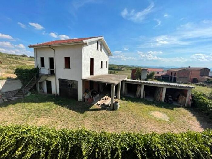 Casa con 6 locali in vendita in Paderna
