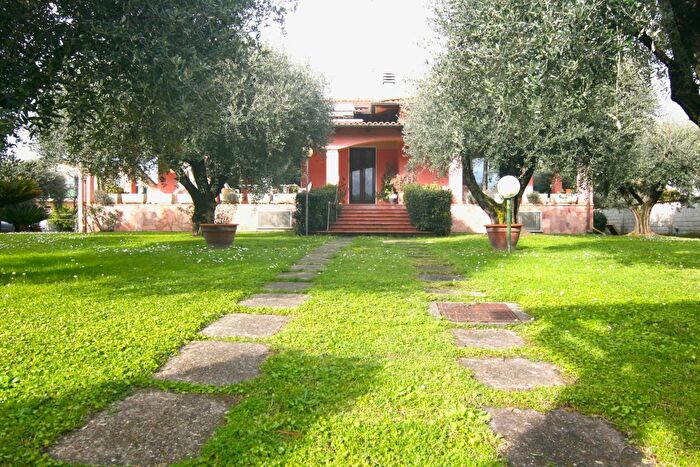 Casa con 8 locali in vendita in Carrara