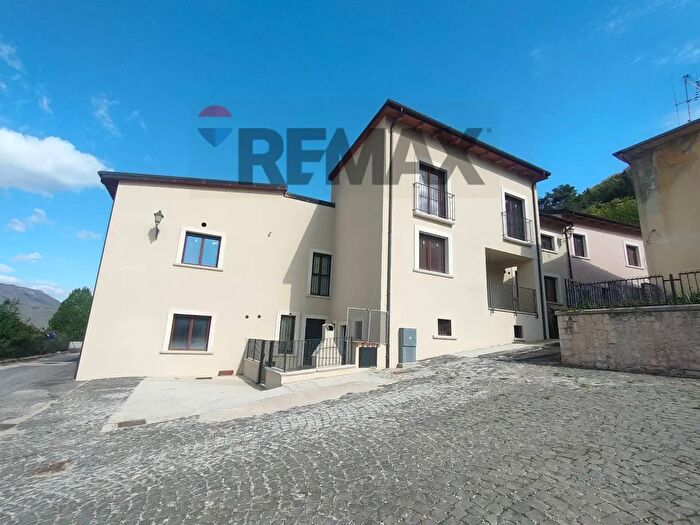 Casa con 5 locali in vendita in Viale Rimembranza, Fagnano Alto