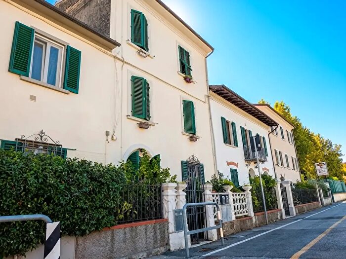 Casa con 8 locali in vendita in Pistoia