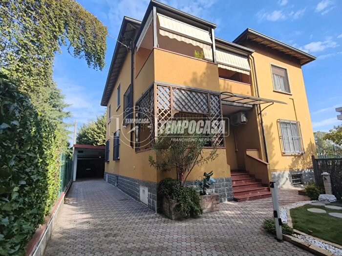 Casa quadrilocale in vendita in Via Grandi, Paderno Dugnano