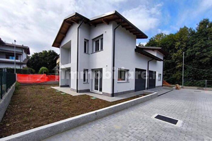 Casa quadrilocale in vendita in Via Cevedale, Villa Guardia