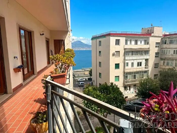 Appartamento con 6 locali in vendita in Via Orazio, Napoli