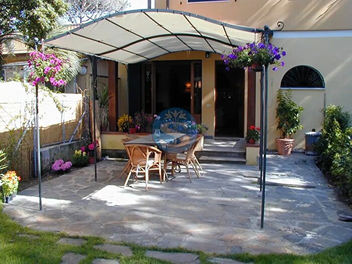 Casa con 8 locali in affitto in Pietrasanta