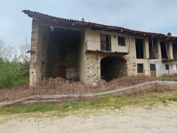 Casa con 9 locali in vendita in Cumiana