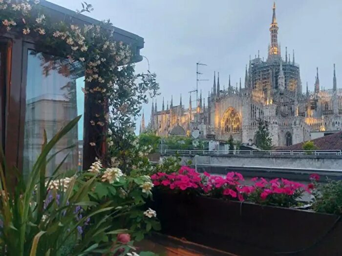 Appartamento trilocale in affitto in Via Santa Tecla, Milano